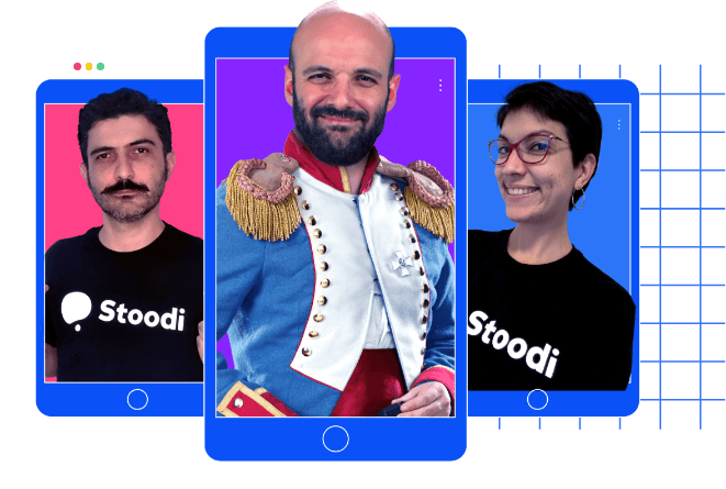 Três professores sorrindo, dois estão com a camisa Stoodi e um está fantasiado de imperador