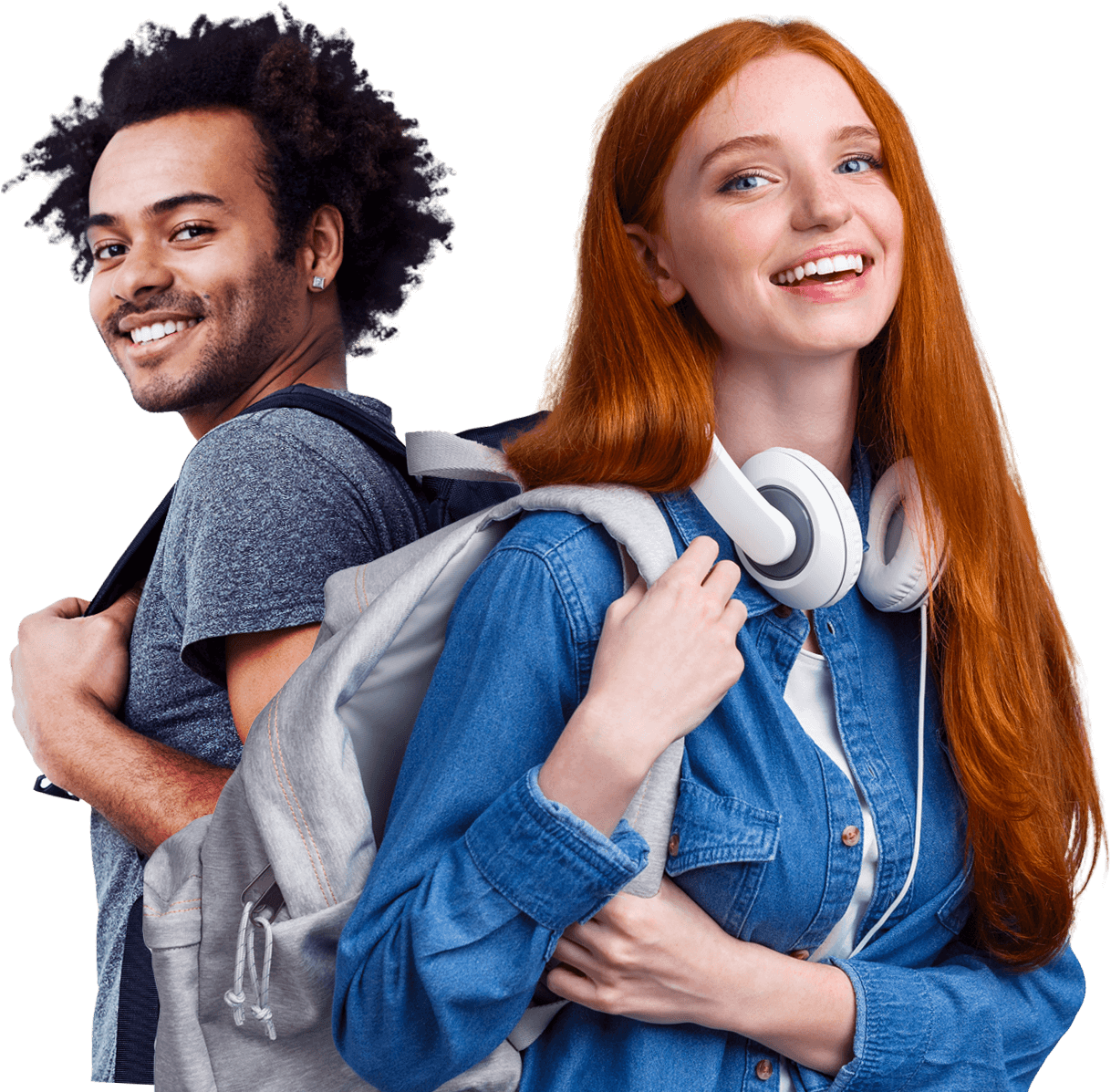 Duas pessoas sorrindo e utilizando mochilas e fones de ouvido