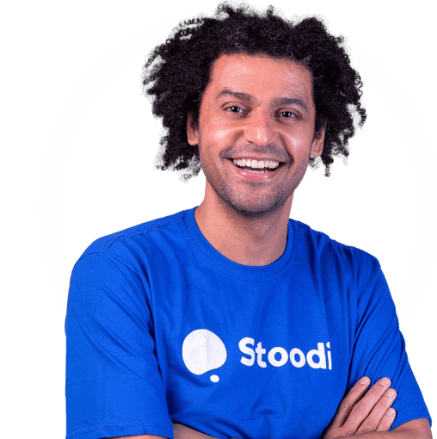 Professor Paulo, de matemática, com a camisa do Stoodi e sorrindo